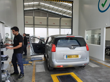 Peugeot 5008 undergoing ITV import inspection in Lorca Peugeot 5008 at iTV